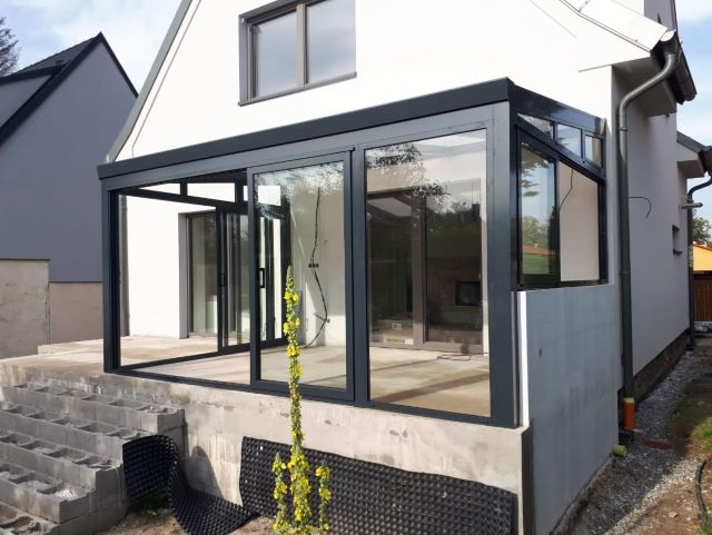 Hliníkové konstrukce a silný vítr